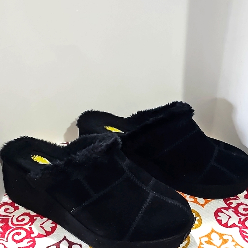 Volatile black leather and Faux fur slip-on platform ladies shoes, size 7